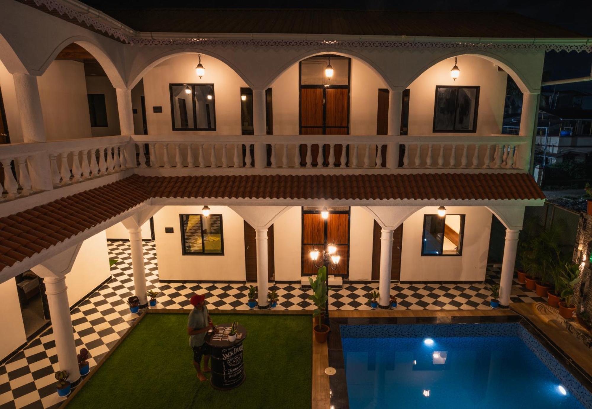 Отель Sapphire Mansion Алибаг Экстерьер фото