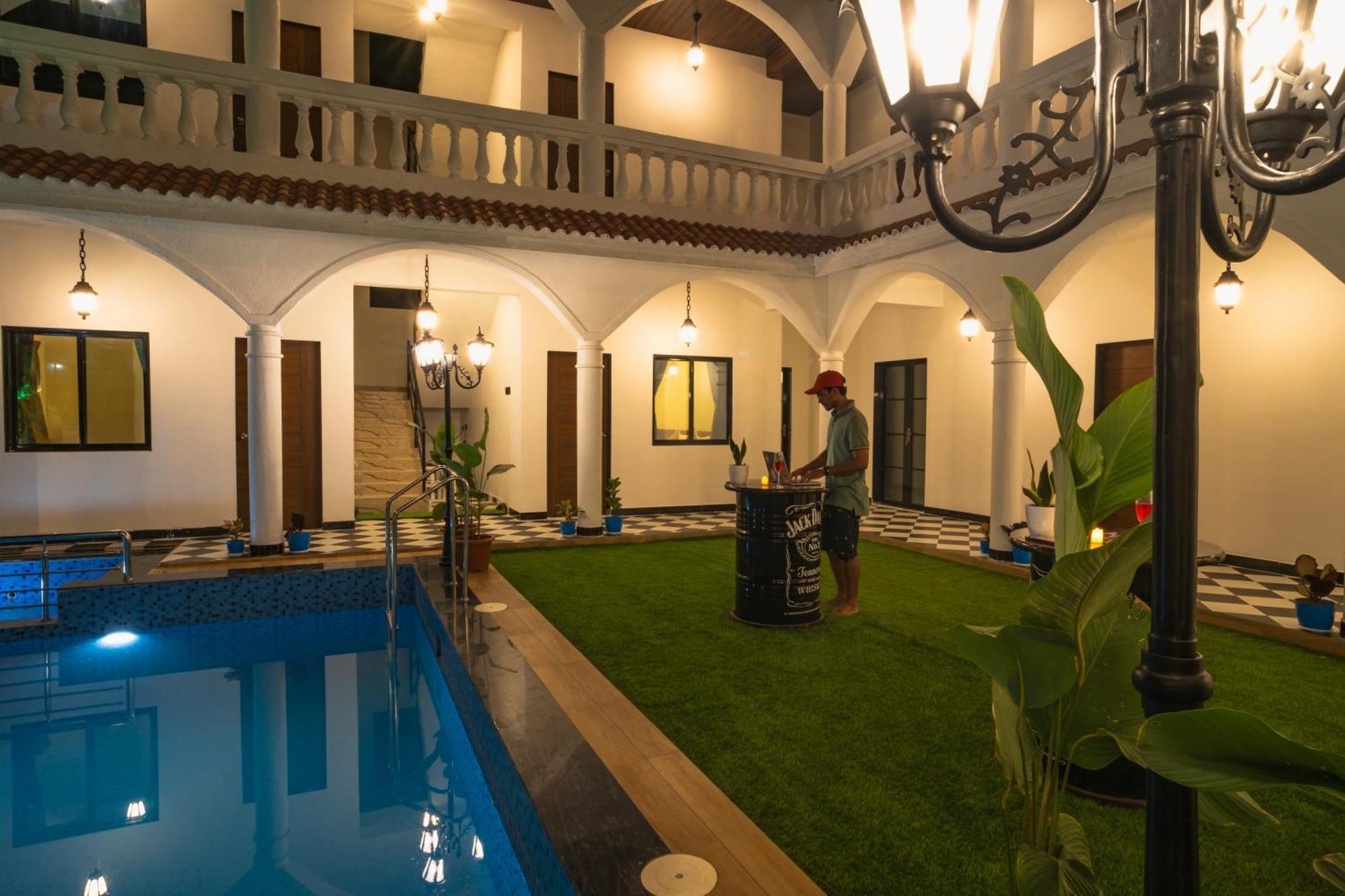 Отель Sapphire Mansion Алибаг Экстерьер фото